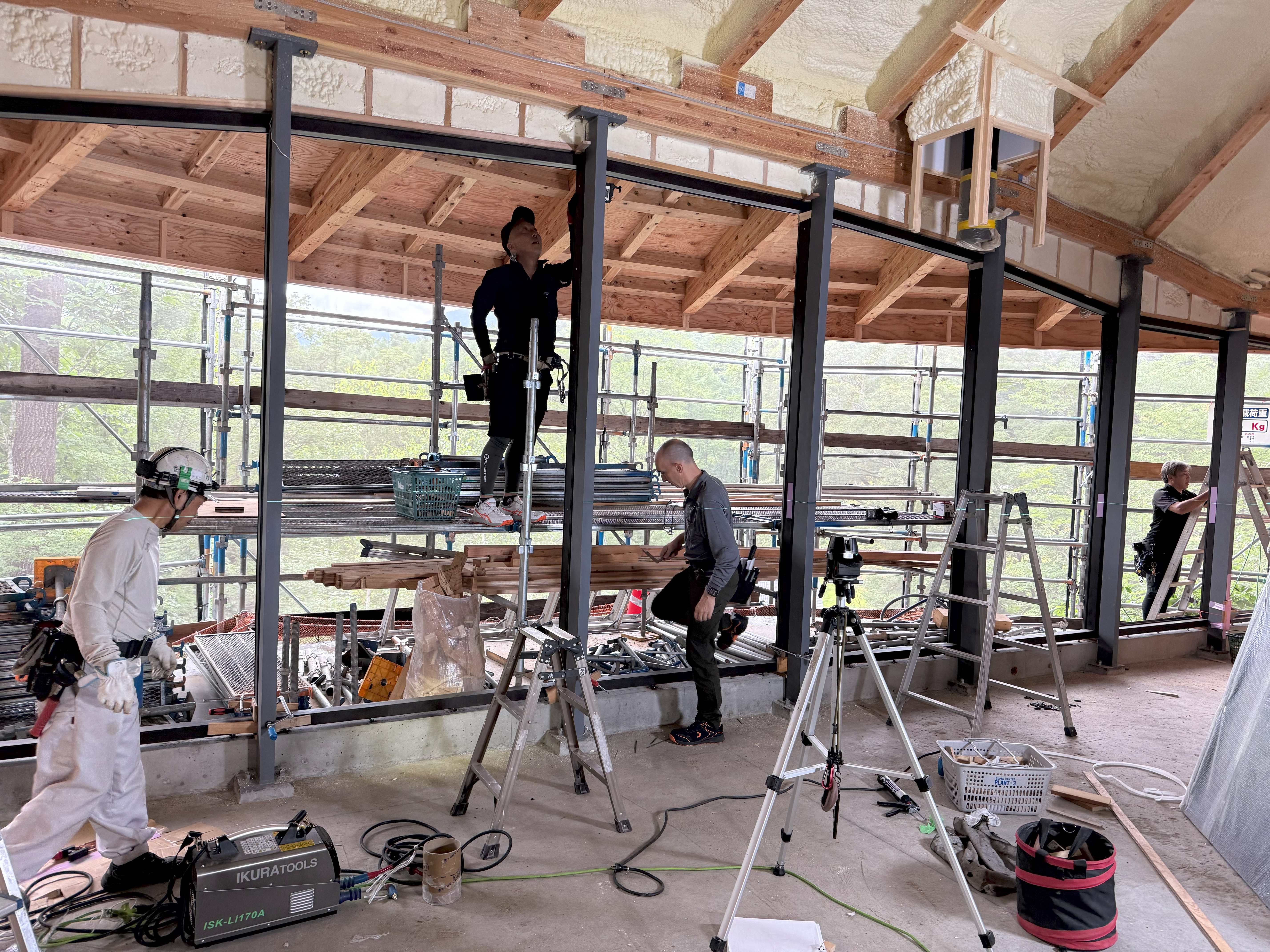 長野県軽井沢町の大型連窓木製サッシ・コーナーサッシ取付工事